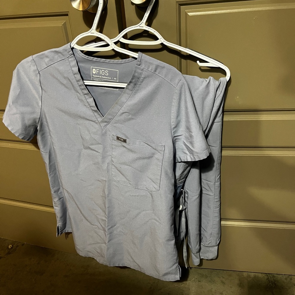 FIGS women’s  lavender Scrub SET